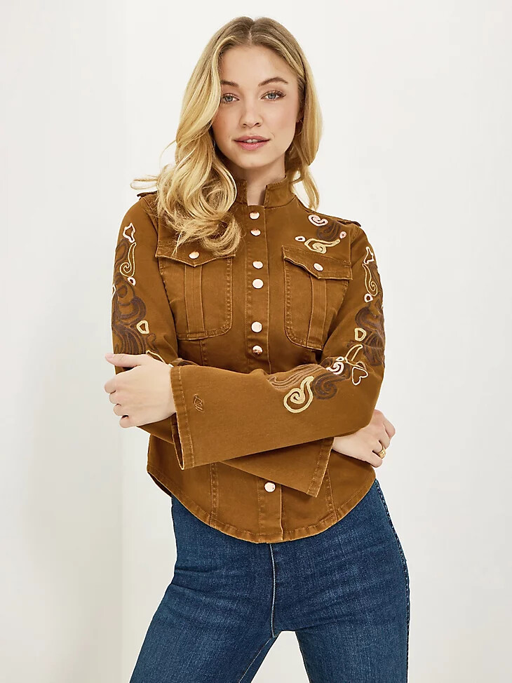 chaqueta utilitaria bordada wrangler x lainey wilson monks robe