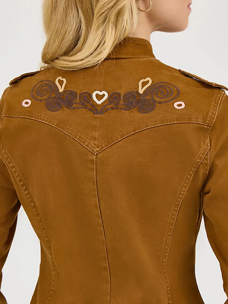 chaqueta utilitaria bordada wrangler x lainey wilson monks robe