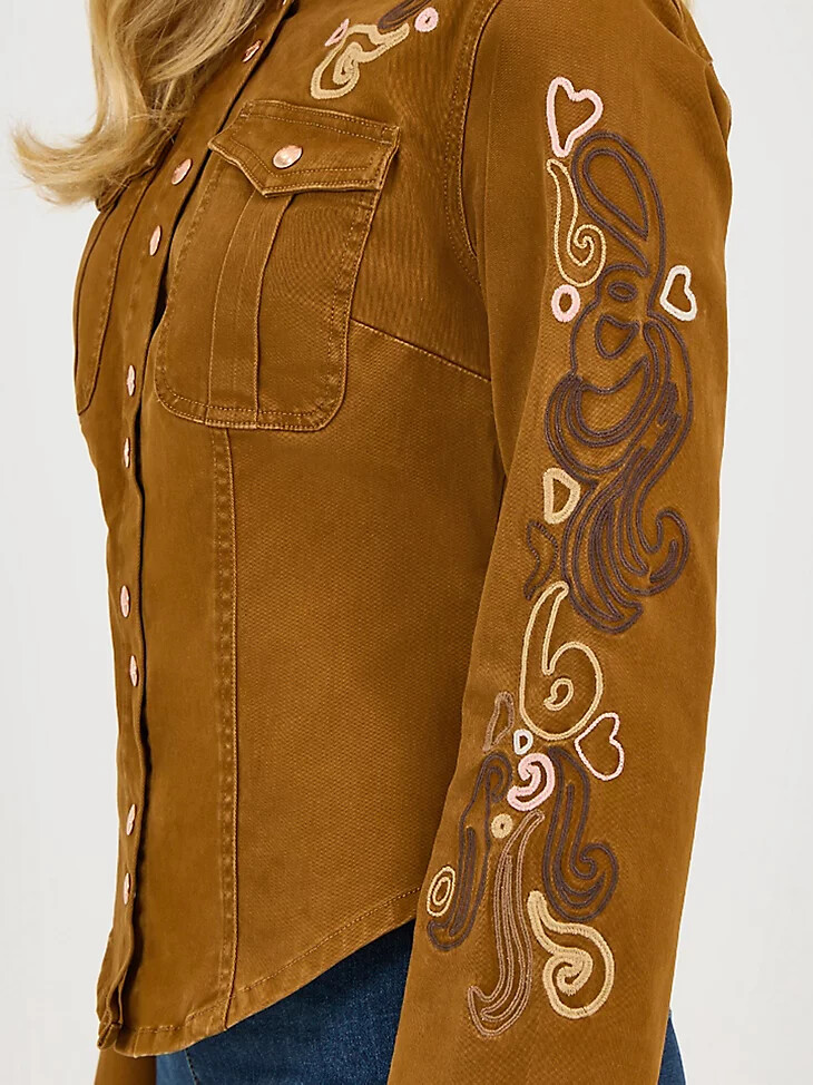 chaqueta utilitaria bordada wrangler x lainey wilson monks robe
