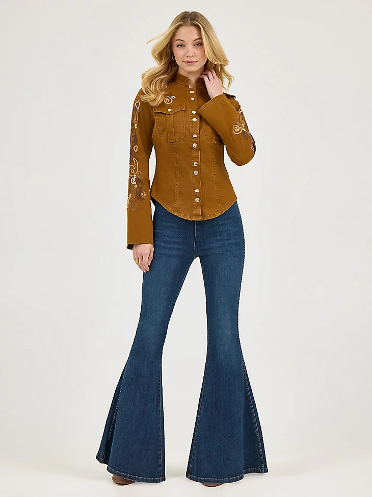 chaqueta utilitaria bordada wrangler x lainey wilson monks robe