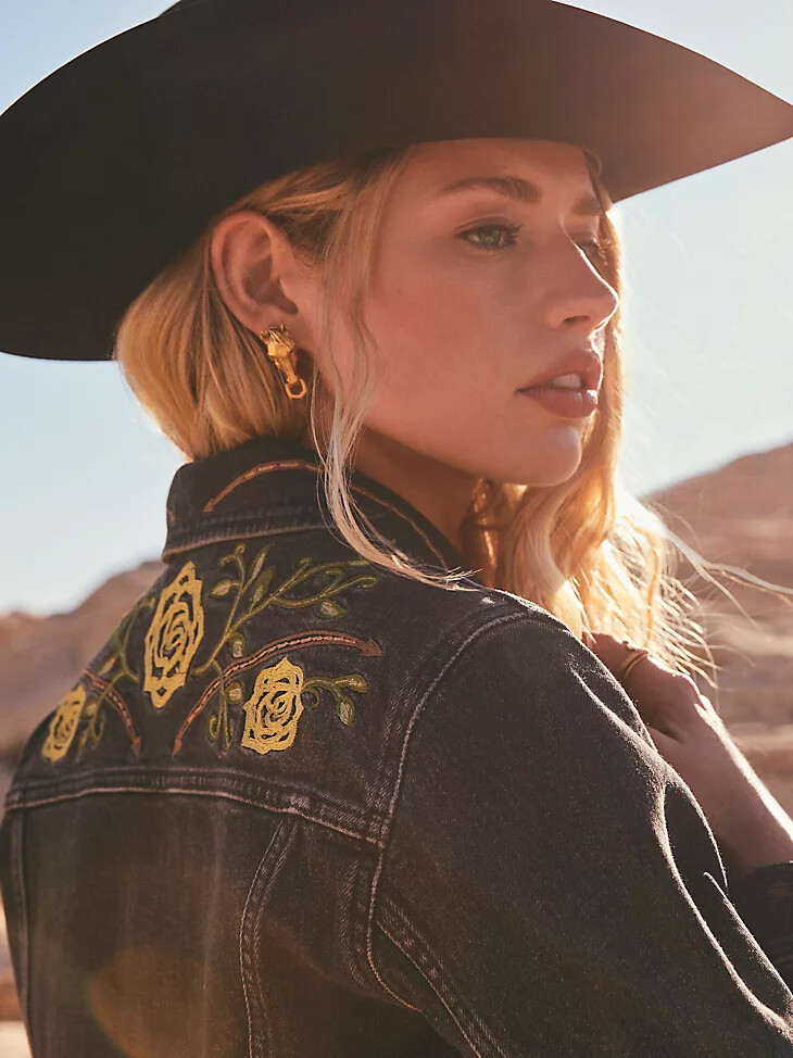 chaqueta de camionero wrangler x yellow rose by kendra scott en negro descolorido