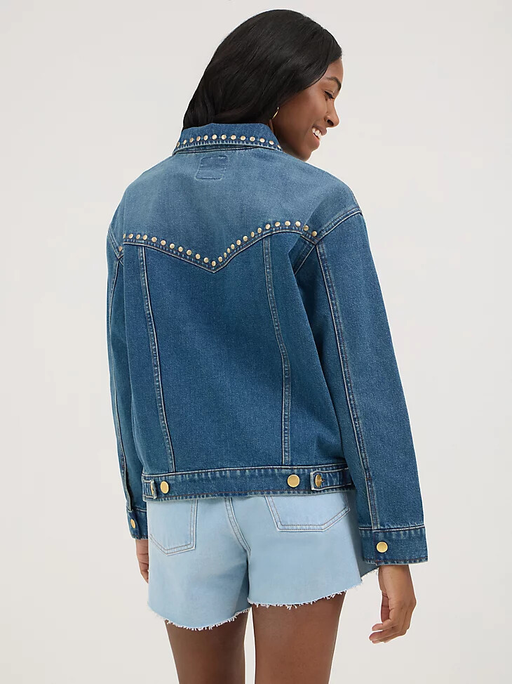chaqueta con tachuelas wrangler x yellow rose by kendra scott azul pátina