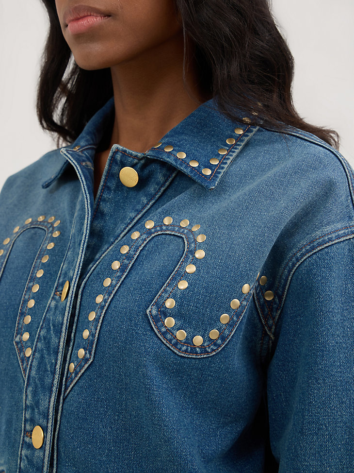 chaqueta con tachuelas wrangler x yellow rose by kendra scott azul pátina