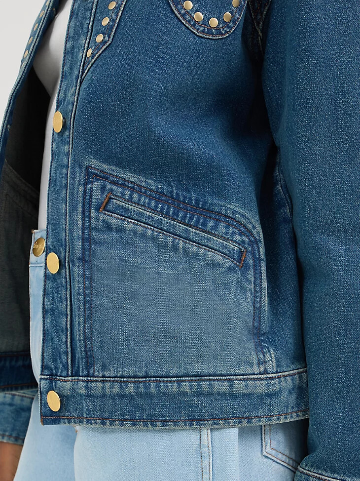 chaqueta con tachuelas wrangler x yellow rose by kendra scott azul pátina