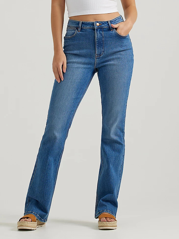 vaqueros de tiro alto wrangler con diseño de bota atrevido para mujer carolina
