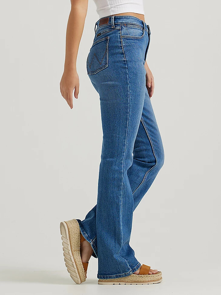 vaqueros de tiro alto wrangler con diseño de bota atrevido para mujer carolina