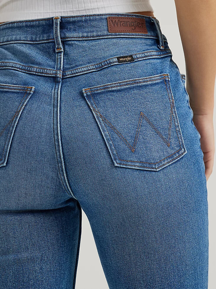 vaqueros de tiro alto wrangler con diseño de bota atrevido para mujer carolina