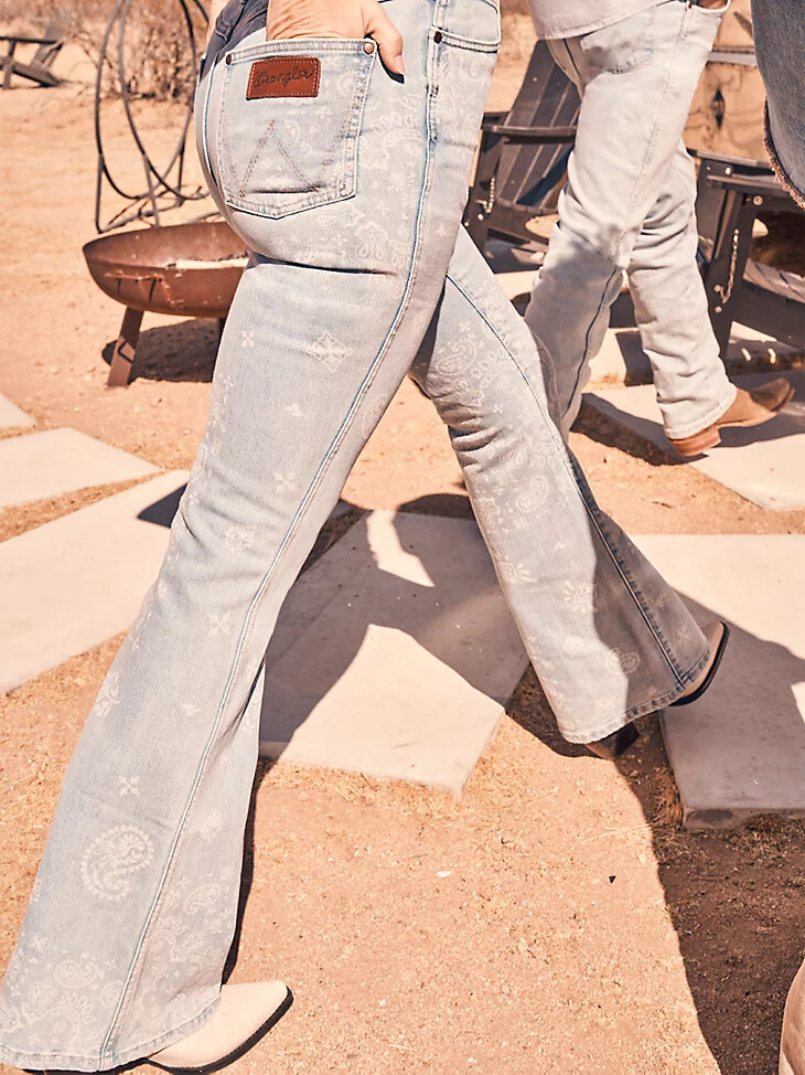 vaqueros acampanados con estampado de cachemira y tiro alto wrangler retro bailey para mujer
