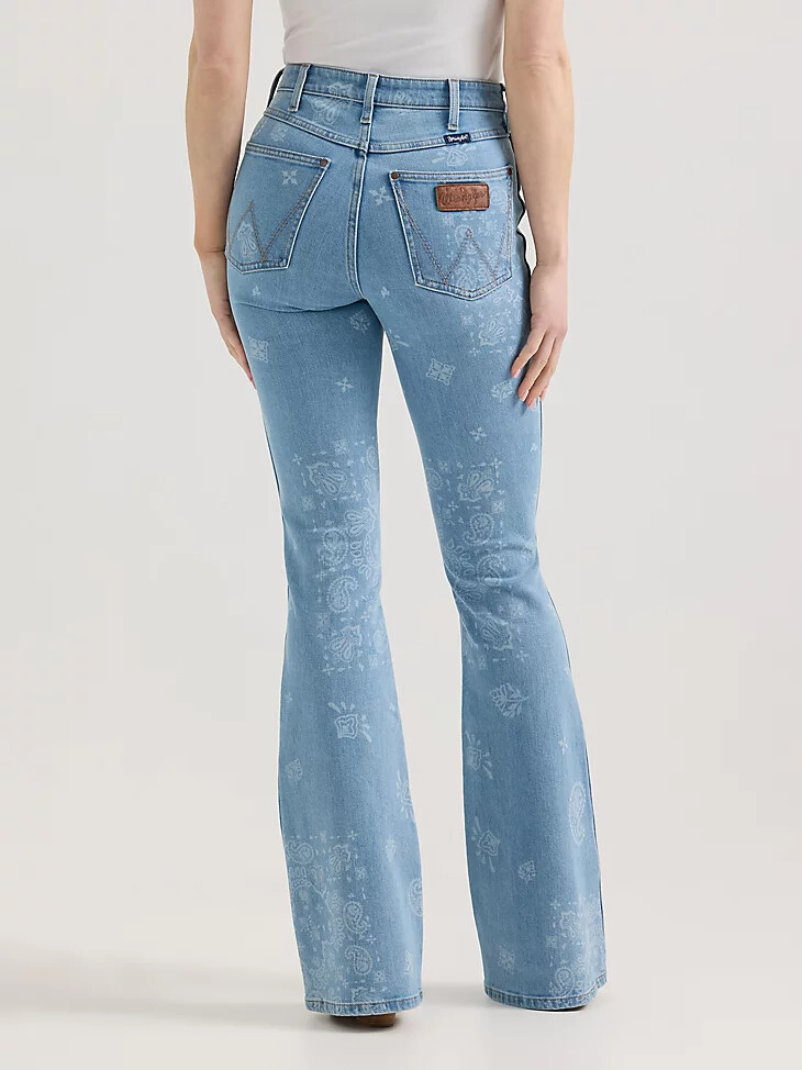 vaqueros acampanados con estampado de cachemira y tiro alto wrangler retro bailey para mujer