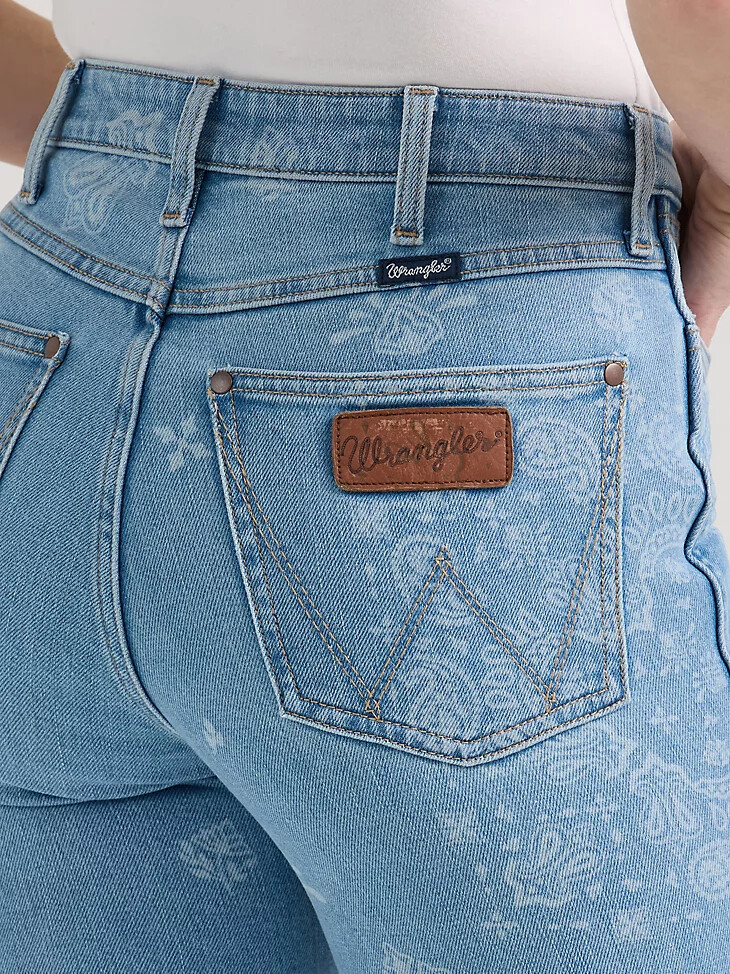 vaqueros acampanados con estampado de cachemira y tiro alto wrangler retro bailey para mujer