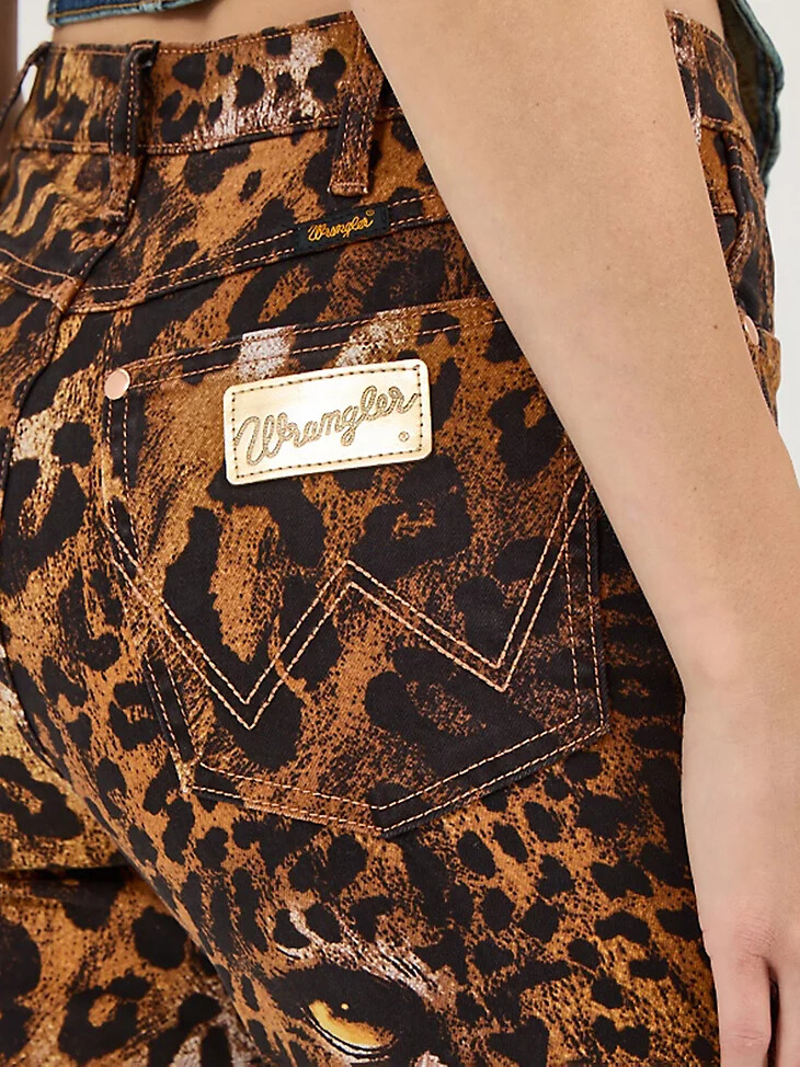 pantalones de campana con estampado animal de wrangler x lainey wilson