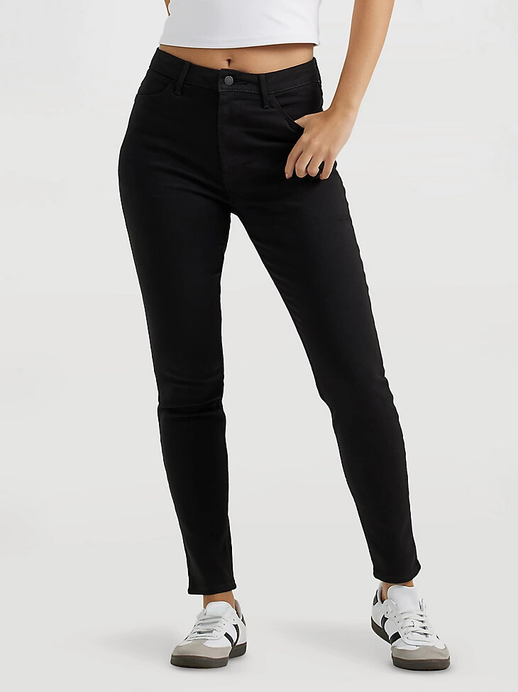 vaqueros ajustados de tiro alto wrangler unforgettable para mujer color negro
