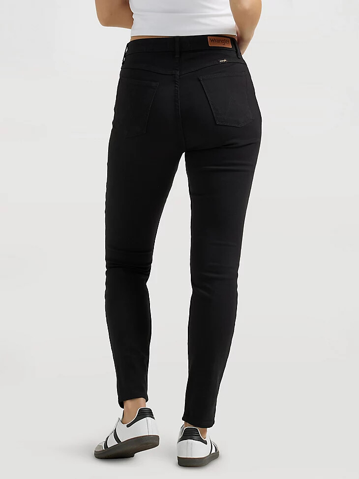 vaqueros ajustados de tiro alto wrangler unforgettable para mujer color negro