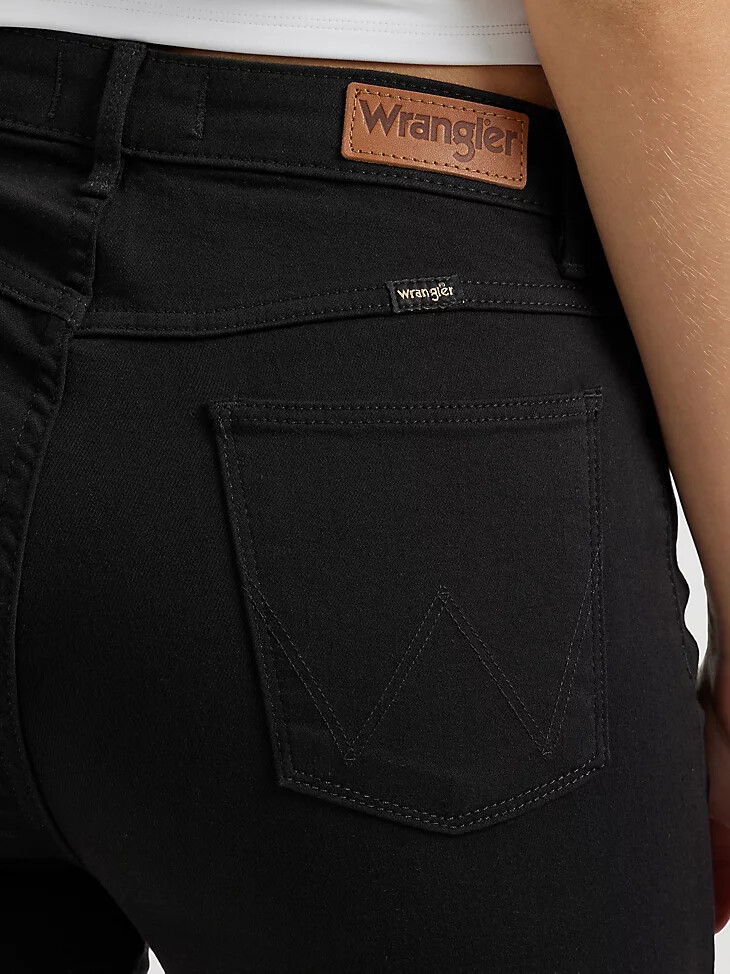 vaqueros ajustados de tiro alto wrangler unforgettable para mujer color negro