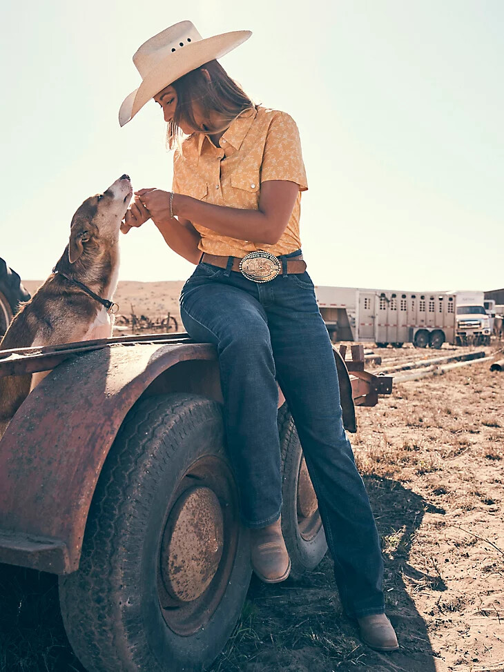 vaqueros de montar wrangler ultimate para mujer q-baby de tiro medio con corte de bota scootin