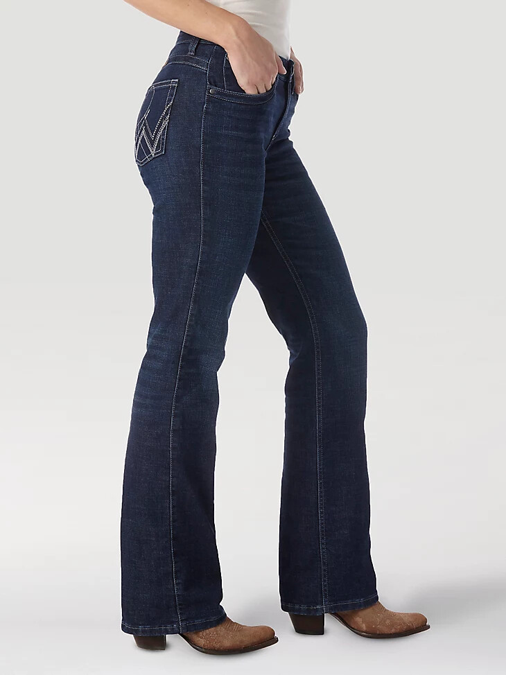 vaqueros de montar wrangler ultimate para mujer q-baby de tiro medio con corte de bota scootin
