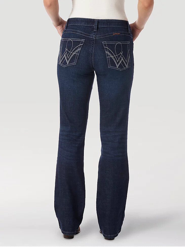 vaqueros de montar wrangler ultimate para mujer q-baby de tiro medio con corte de bota scootin