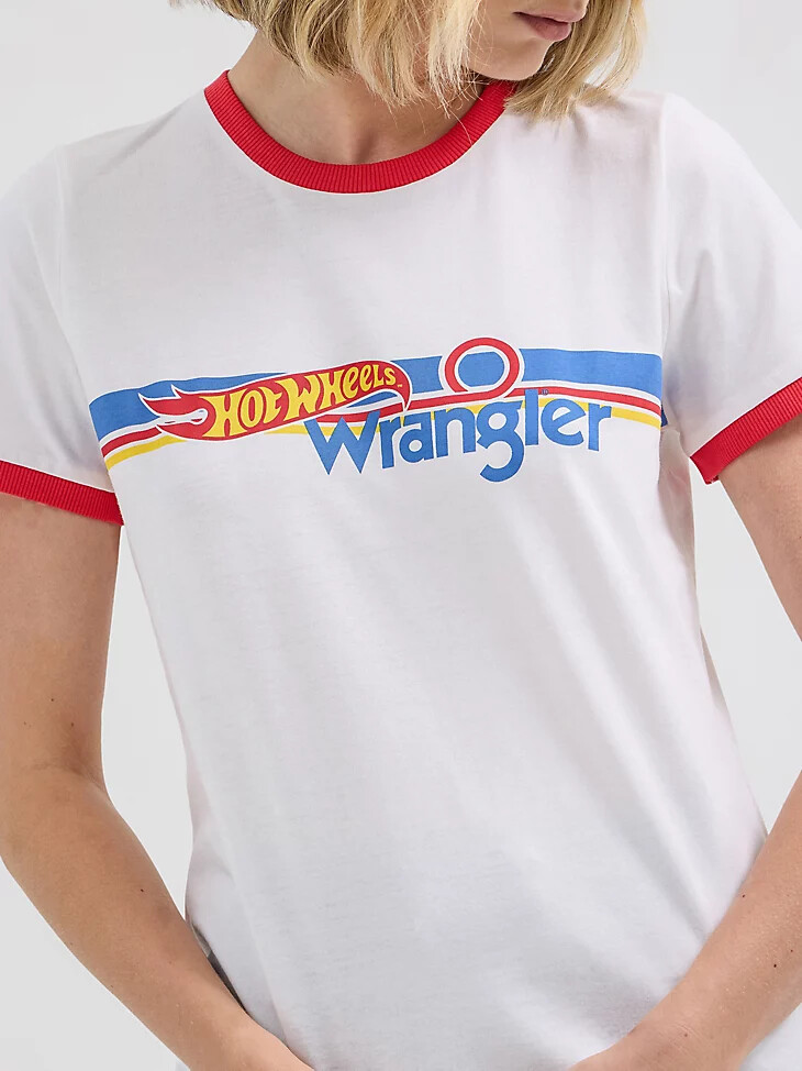 camiseta con logo de wrangler x hot wheels para mujer color blanco brillante