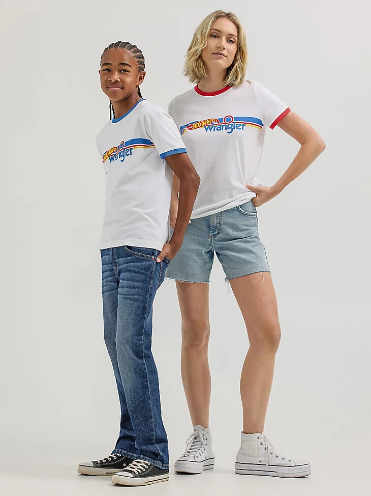 camiseta con logo de wrangler x hot wheels para mujer color blanco brillante