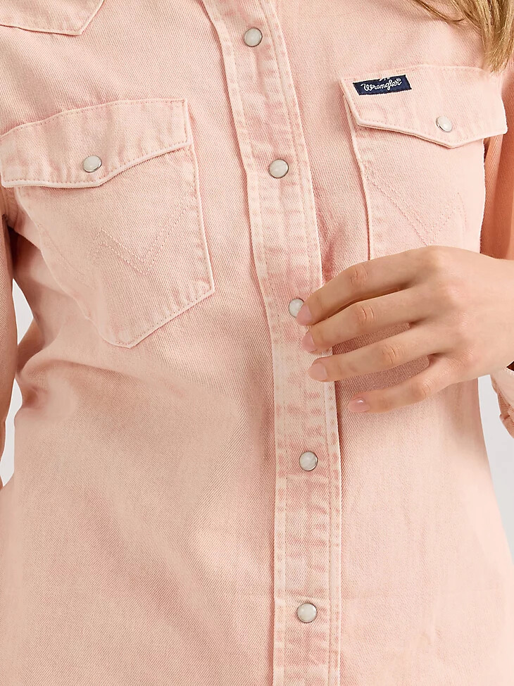 camisa vaquera wrangler colorwash slim con broches para mujer color rosa
