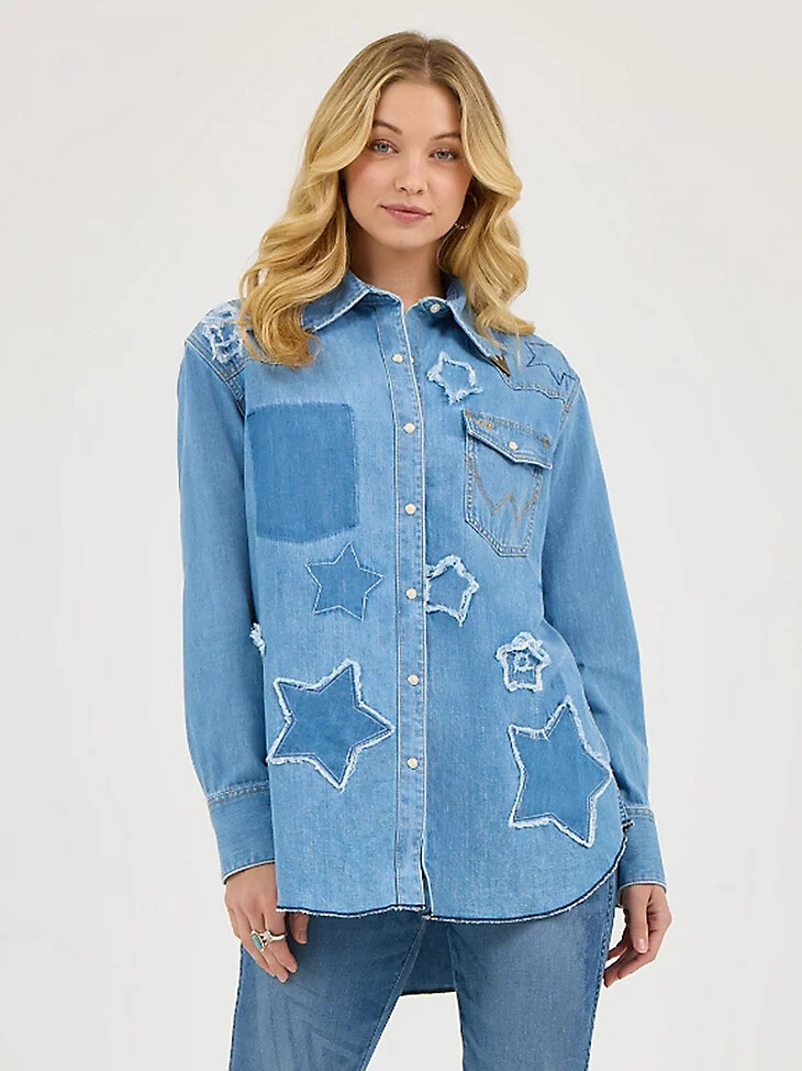 camisa con broches western starry de wrangler x lainey wilson con lavado azul verdadero